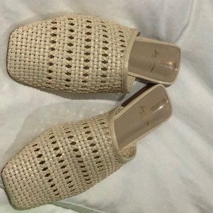 Eggshell woven slides
